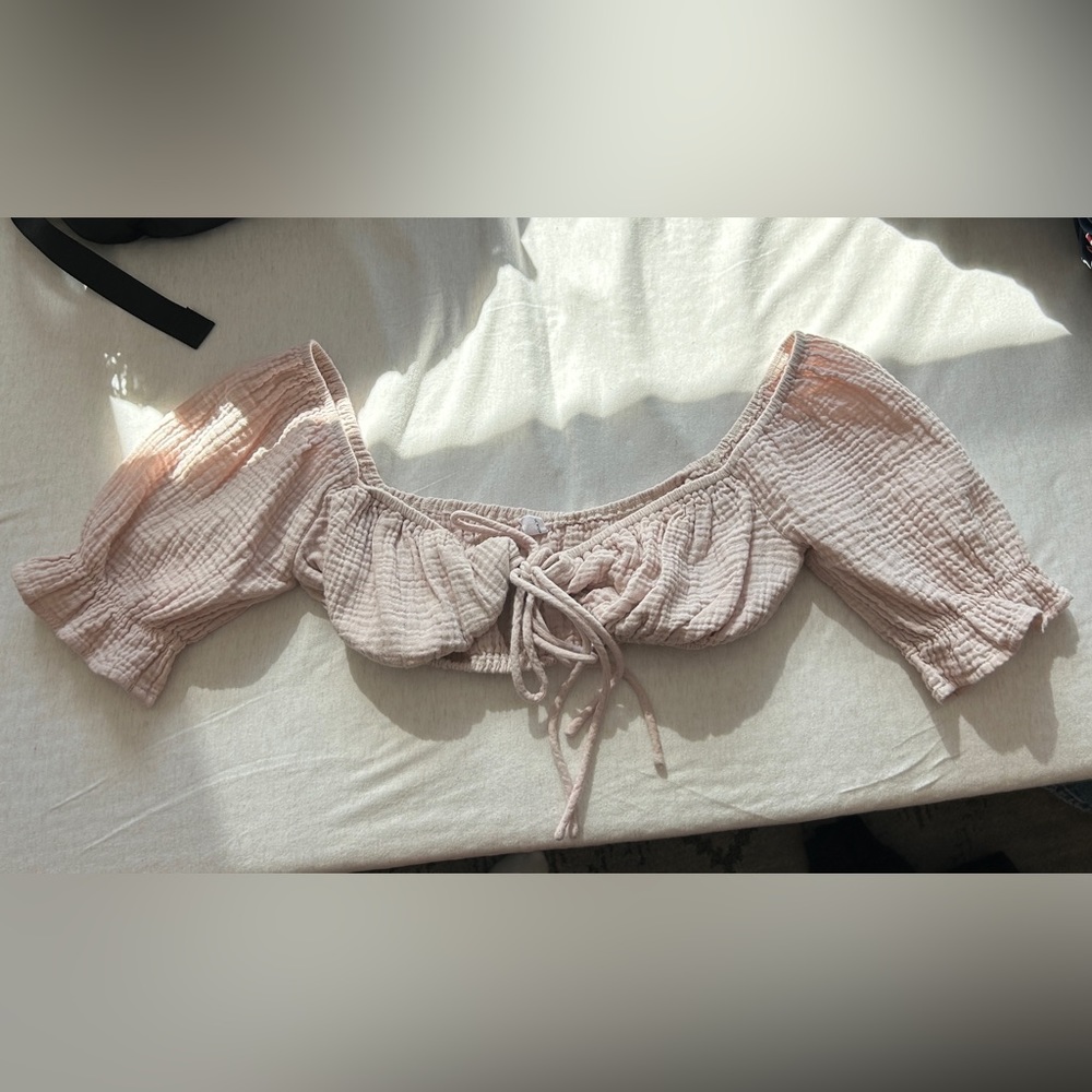 Cropped light pink top